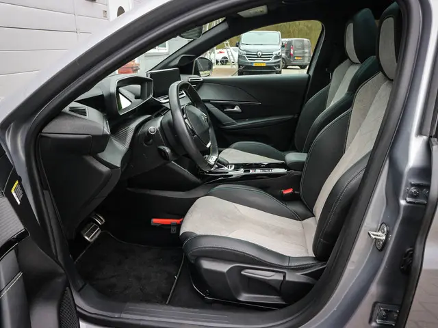 Peugeot e-208 EV GT 350 50 kWh | Clima | Cruise | Navi | Pdc | Panoramadak | Led | SOH 91% |