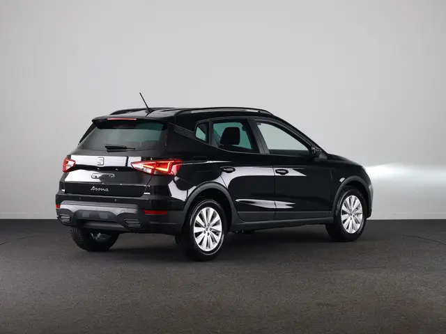 Seat Arona Style Business Intense 1.0 70 kW / 95 pk EcoTSI SU | Midnight Black Metallic | Draadloze...