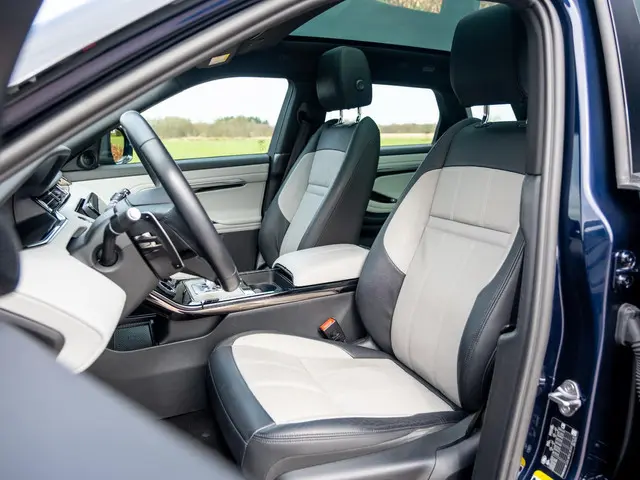 Land Rover Range Rover Evoque 1.5 P300e AWD R-Dynamic SE | Panodak | Adap Cruise | Stuurverw | Black...