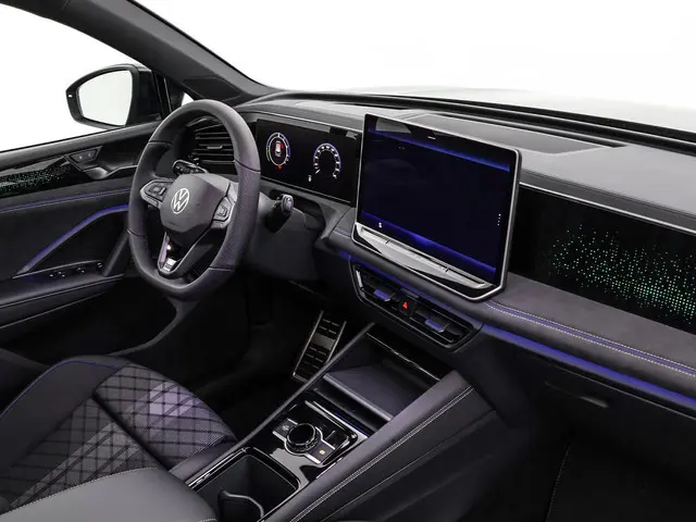 Volkswagen Tiguan R-Line Edition 1.5 eHybrid 204 PK 6 versn. DSG · Black Style Pakket · Panoramaschu...