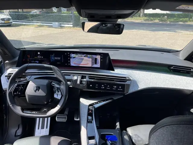 Peugeot e-5008