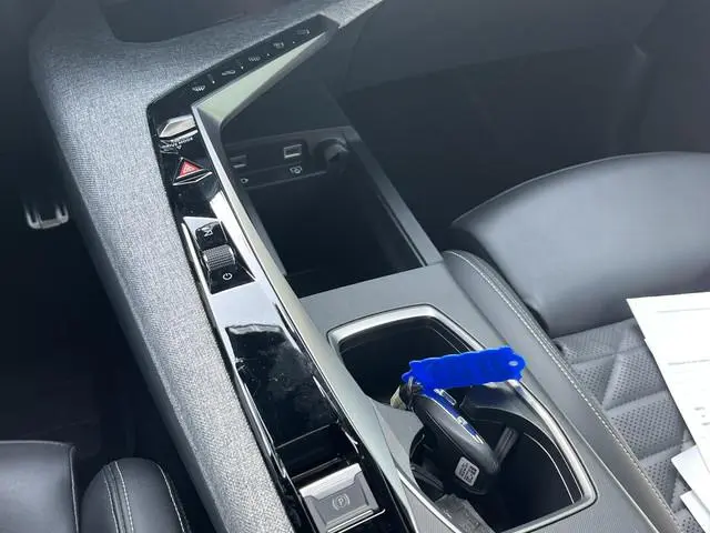 Peugeot e-5008