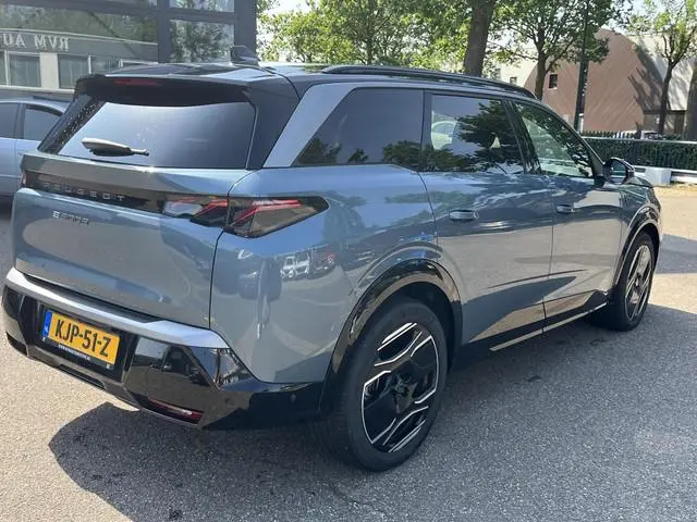 Peugeot e-5008