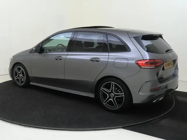 Mercedes-Benz B-klasse 180 Business Solution AMG / Panorama-dak / Night-Pakket / Achteruitrijcamera...