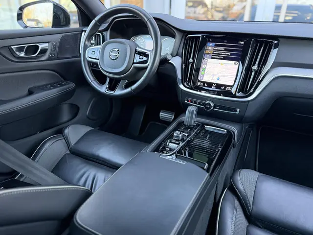 Volvo V60 2.0 T8 Recharge 390PK AWD R-Design |Pano|H/K|360CAM|AutoPilot|Trekhaak