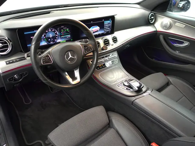 Mercedes-Benz E-klasse 350 e AMG Premium Plus Aut- 360 Camera, Sfeerverlichting, Carplay, Head Up, B...
