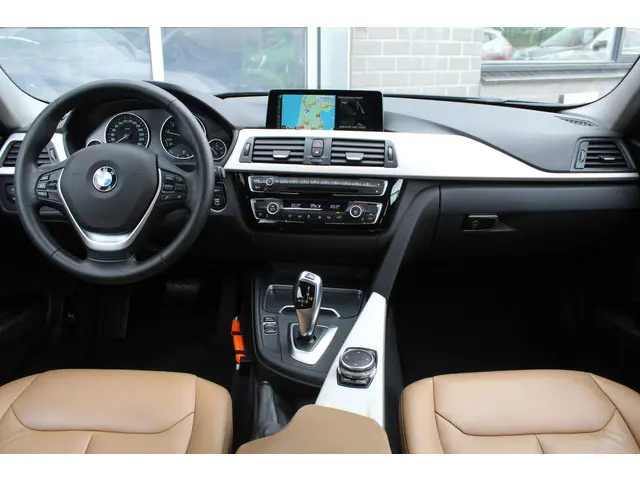 BMW 3-serie 318i Essential / Leer / Navigatie / Automaat / N.A.P.