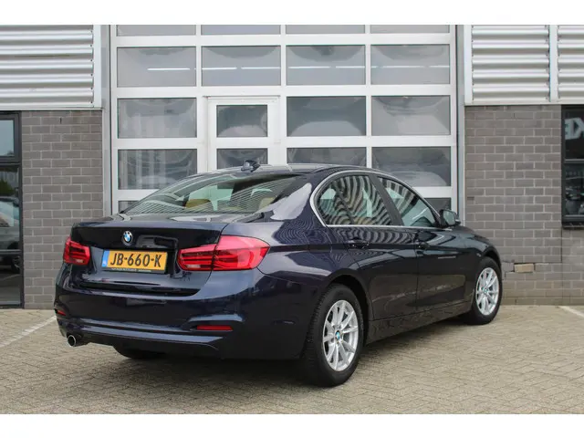 BMW 3-serie 318i Essential / Leer / Navigatie / Automaat / N.A.P.