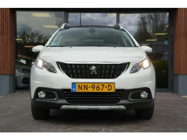 Peugeot 2008 1.2 PureTech Allure Pano Dakrail DAB Trekhaak Airco Stuurwielbed. Camera