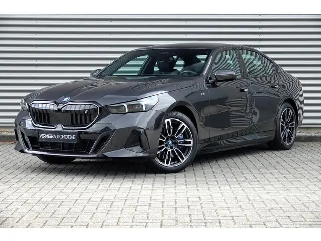 BMW i5 eDrive40 84 kWh | M Sport Pro | BTW | Leder | Black Pack | SOH 95,51% | Iconic Glow Grile | 3...