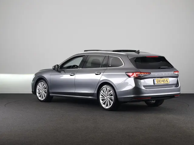 Skoda Superb Combi 1.5 TSI MHEV Business Edition 150 pk DSG | Verlengde garantie | Navigatie | Panor...