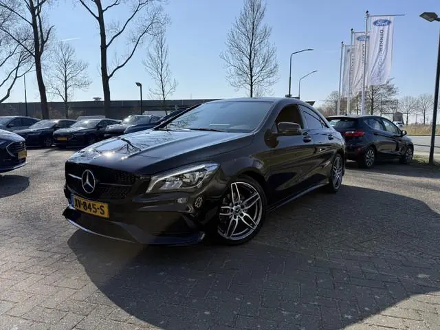 Mercedes-Benz CLA-klasse 180 122PK Automaat AMG Line Navigatie