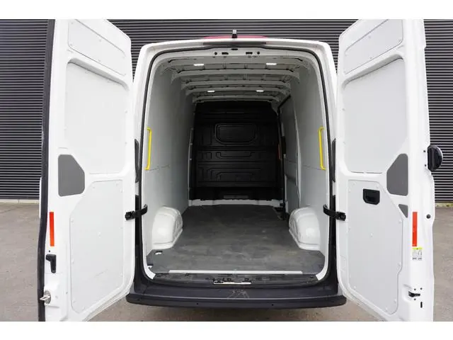 Volkswagen Crafter 180pk Automaat L3H3/L2H2 Apple carplay Camera Airco 3-zits