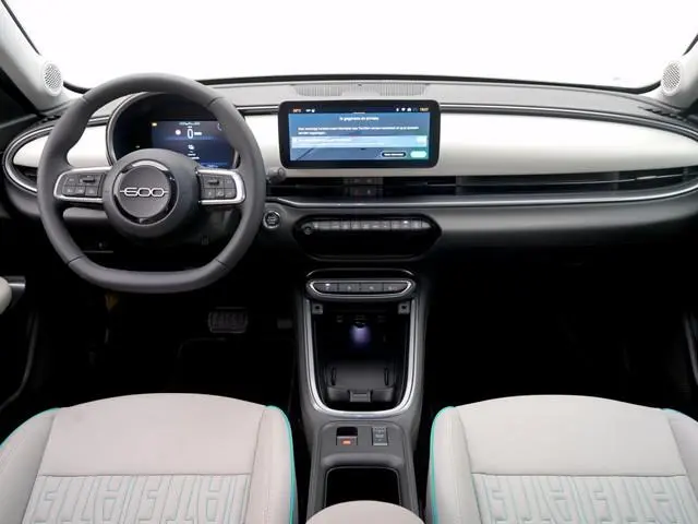 Fiat 600e La Prima 54 kWh | Navigatie | Stoelverwarming | Creme leder