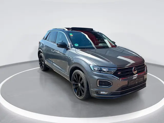 Volkswagen T-Roc 1.5 TSI 150pk DSG R-line · Panoramadak · Camera · Beats Audio · Afneembare Trekhaak...