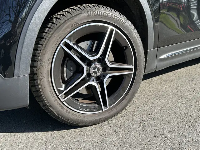 Mercedes-Benz GLB 180 AMG // Nightpakket // Sfeerverlichting // 19" AMG Velgen // Camera // Elek. Ac...