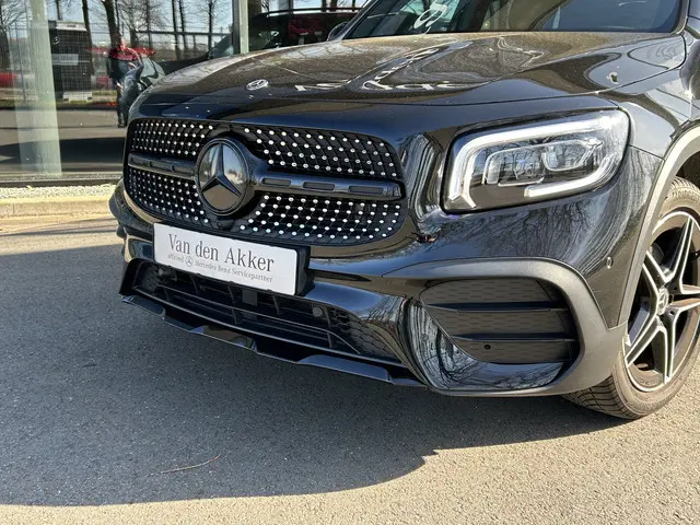 Mercedes-Benz GLB 180 AMG // Nightpakket // Sfeerverlichting // 19" AMG Velgen // Camera // Elek. Ac...