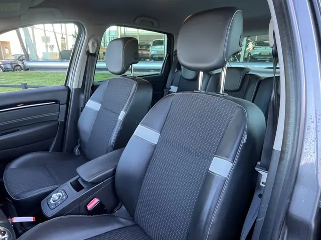 Renault Scénic 1.5 dCi Dynamique / Trekhaak / Climate / PDC V+A / Keyless / Navi / Cruise / LMV /