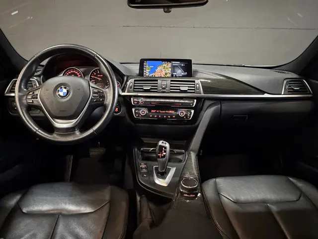 BMW 3-serie Touring 318i High Executive Automaat | Leder | Stoelverwarming | Full LED | Navi | PDC V...