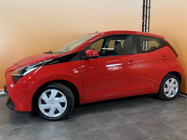 Toyota Aygo 1.0 VVT-i x-play automaat | airco | camera | 5drs rijstrooksensor | brake assist