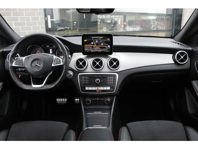 Mercedes-Benz CLA-klasse Shooting Brake 180 / AMG / Panoramadak / N.A.P.
