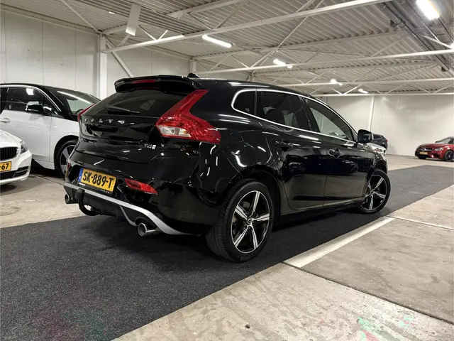 Volvo V40 2.0 T4 Business Sport l Pano l Leder l Trekhaak l Camera l Standkachel