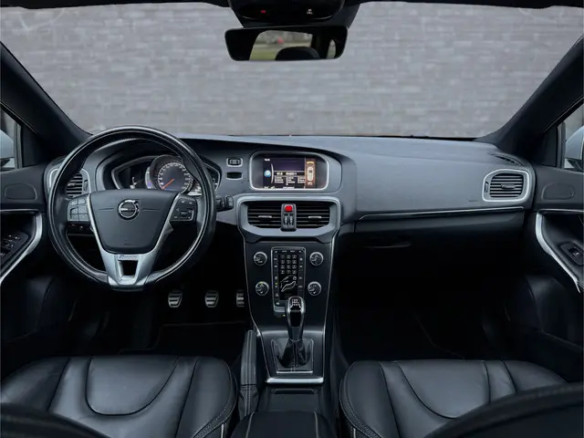Volvo V40 2.0 T4 Business Sport l Pano l Leder l Trekhaak l Camera l Standkachel