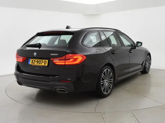 BMW 5-serie Touring 520i 184 PK M-SPORT H.E. AUT. *ALMANDINBRAUN* + PANORAMA | NAPPA LEDER | HEAD-UP...