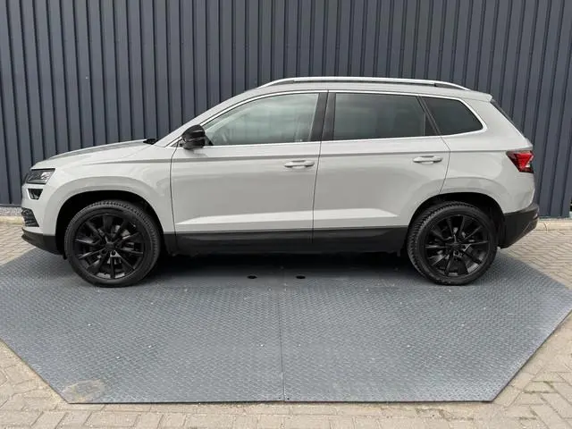 ŠKODA Karoq 1.5 TSI ACT Style Business | Trekhaak wegkl. | Camera | Canton | Groot Navi | Prijs Rijk...