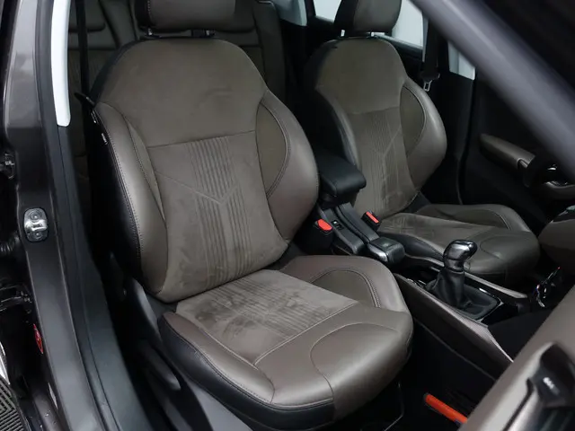 Peugeot 2008 1.2 PureTech Féline- Panoramadak, Xenon Led, Dynamic Select, Trekhaak, Privacy Glass