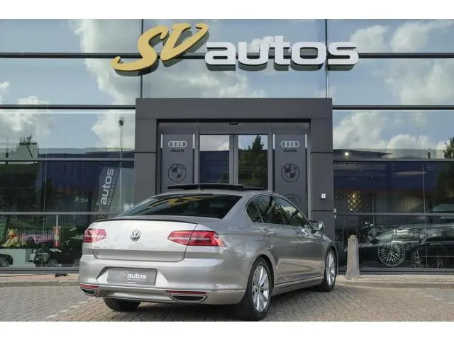 Volkswagen Passat 1.4 TSI GTE 218pk Highline Panoramadak Camera *SOH 95%* Carplay NLauto LED Adaptiv...