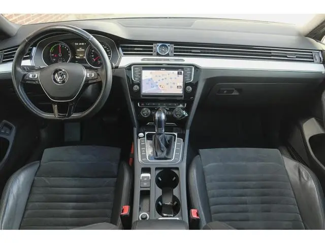 Volkswagen Passat 1.4 TSI GTE 218pk Highline Panoramadak Camera *SOH 95%* Carplay NLauto LED Adaptiv...