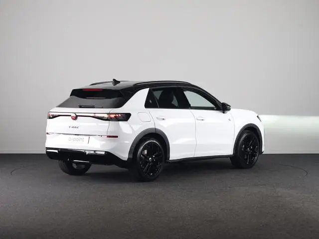Volkswagen T-Roc R-Line First Edition 1.5 eTSI 110 kW / 150 PK SUV Panoramadak | Stoelverwarming | A...