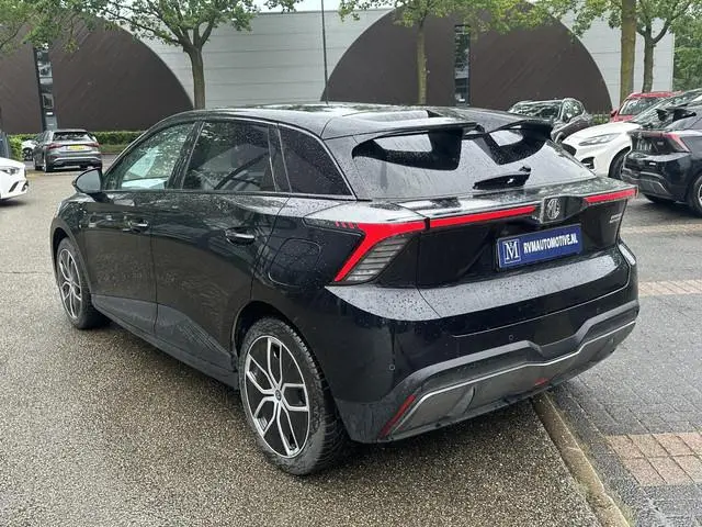 Mg MG4 Electric Luxury 64 kWh VAN: 24.900,- VOOR: 22.877,- UW WKVOORDEEL: 2.023,- | SOH 95% | 14K KM...
