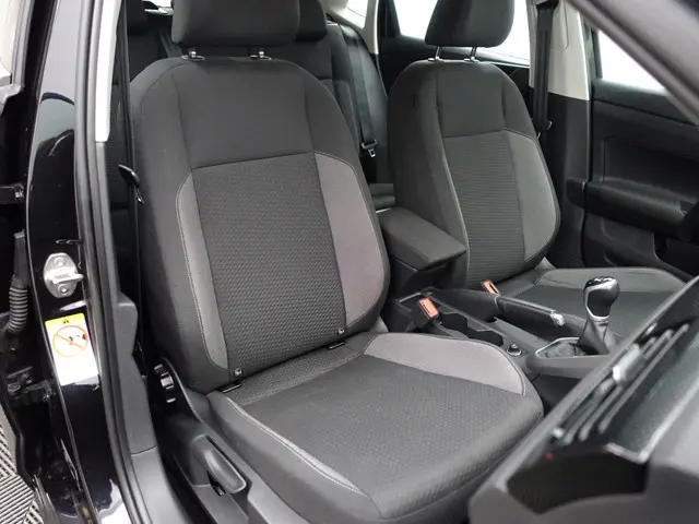 Volkswagen Polo 1.0 TSI Life- Virtual cockpit, Carplay, Android Auto, ACC Cruise, Led, Privacy Glass
