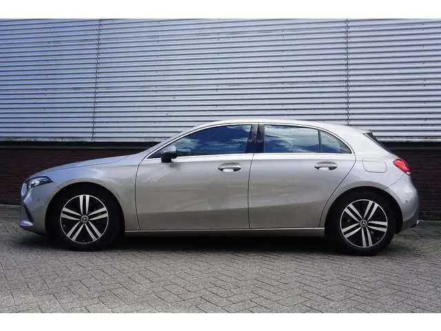 Mercedes-Benz A-klasse 180 Luxury/Sportstoelen/leer/Sfeerverlichting/ Widescreen/Carplay.