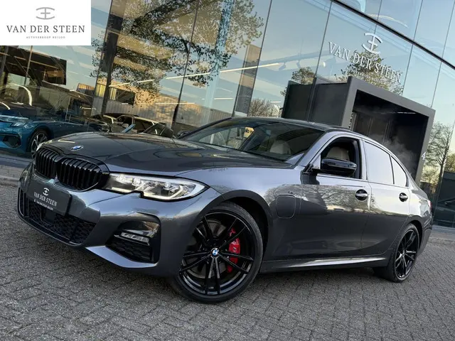 BMW 3-serie 330e High Executive M Sport | Pano | Individual Leder | Head-Up