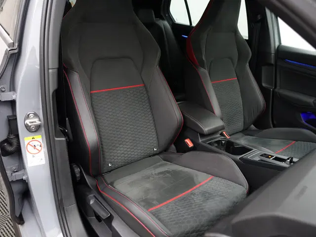 Volkswagen Golf 2.0 TSI GTI Clubsport Aut- Panoramadak, Harman Kardon, Sfeerverlichting, Stuur/Stoel...
