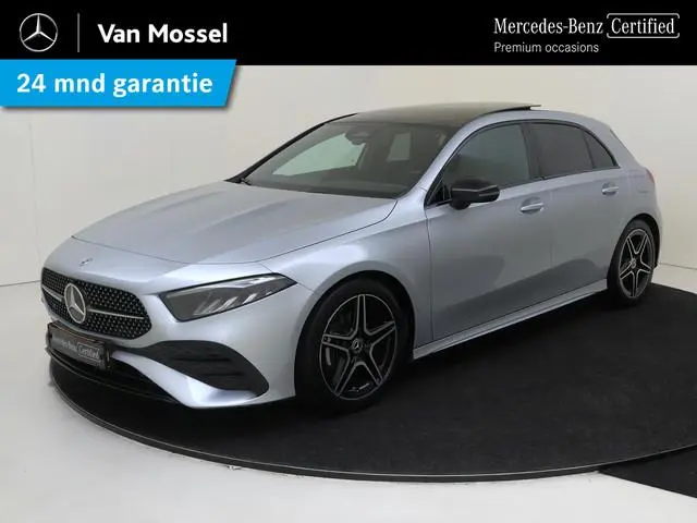 Mercedes-Benz A-klasse 180 AMG Line / Stoelverwarming / Achteruitrijcamera / Panorama-schuifdak / Ni...