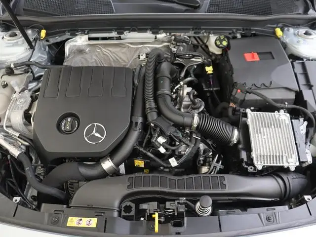 Mercedes-Benz A-klasse 180 AMG Line / Stoelverwarming / Achteruitrijcamera / Panorama-schuifdak / Ni...