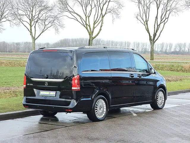 MERCEDES-BENZ EQV 300 pano 8 personen