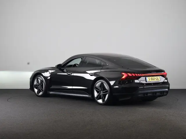 Audi e-tron GT GT 93 kWh 476pk | SOH 90% | Panoramadak | Adaptieve cruise controle | Verwarmbare voo...