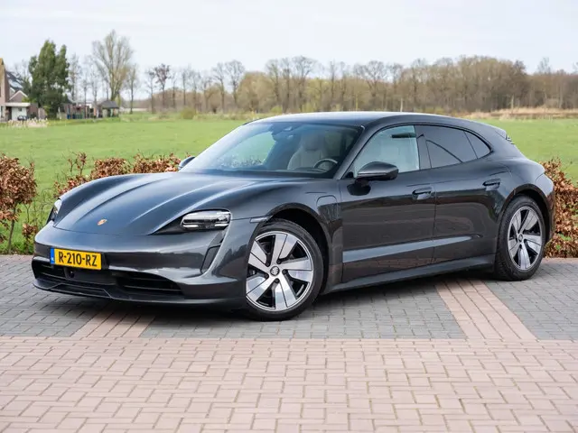 Porsche Taycan 93 kWh | Innodrive | Achterasbesturing | Bose Surround Premium Sound | Adap Luchtveri...