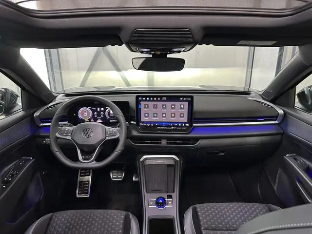 Volkswagen T-Roc 1.5 eTsi R-Line First Edition | Trekhaak | Pano | Black-style | Licht-pakket (IQ.Li...