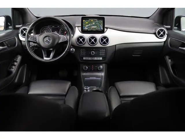 Mercedes-Benz B-klasse 180 Automaat | Dealer Onderhouden | Leder | Trekhaak | High Perf. LED | Regen...