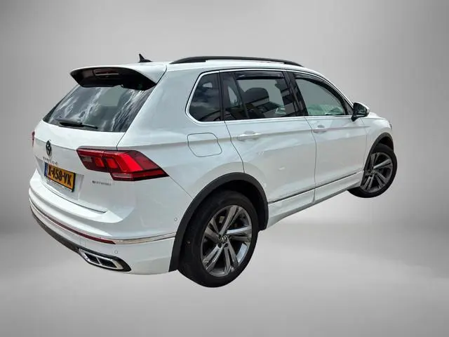 Volkswagen Tiguan 1.4 TSI eHybrid 245pk DSG R-Line Business+ · Camera · Wegklapbare trekhaak · Apple...