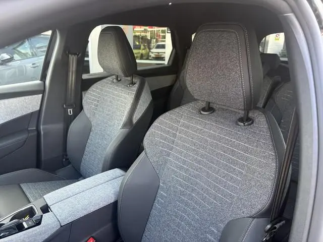 Peugeot e-5008