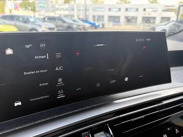Peugeot e-5008