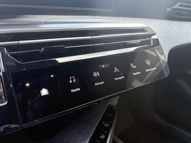 Peugeot e-5008