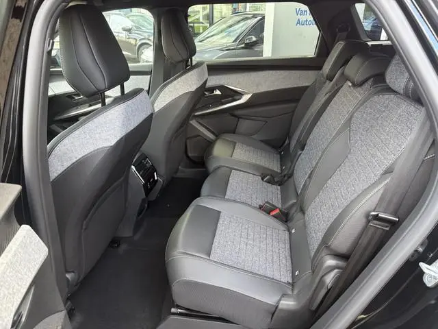 Peugeot e-5008